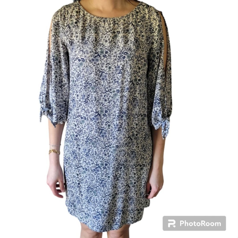 H&M FloralTrumpet-sleeved dress Size 4